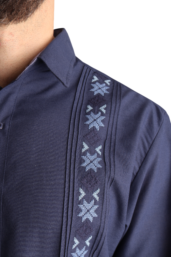 Guayabera Con Alforzas Manga Larga Bordado Color Azul Marino Para Hombre